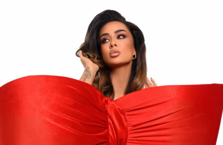 Xhensila Myrtezaj shkëlqen në të kuqe për festat e fundvitit