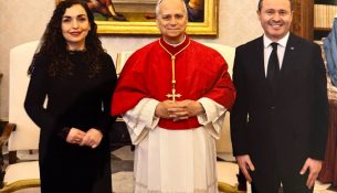 Zotëria i Parë i dhuron Papës kopjen e parë të librit të tij për rrënjët e krishterimit në Evropë