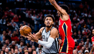 Spurs përmbysin Pelicans