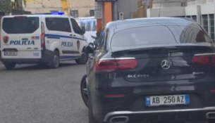 Mbërrin në gjykatë i arrestuari i tretë për vrasjen e biznesmenit në Elbasan