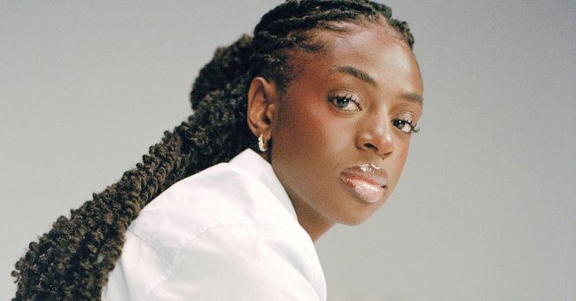 Këngëtarja Cat Burns kryen ndërhyrje në gjoks, pas shumë viteve duke përjetuar dhimbje dhe vështirësi