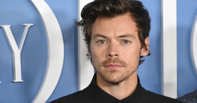 Harry Styles rikthehet pas katër vitesh me albumin “Kiss All The Time. Disco, Occasionally”