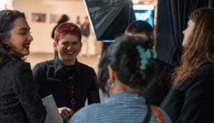 Kur arti sfidon heshtjen: Rrugëtimi krijues i Zana Begollit