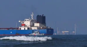 Kapiteni i anijes së dyshuar të flotës hije ruse në paraburgim në Francë