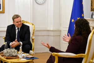 Sorensen në Kosovë për të ringjallur dialogun