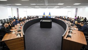 Kurti dhe Bislimi njoftojnë diplomatët për zbatimin e Ligjit për të Huaj dhe Ligjit për Automjete