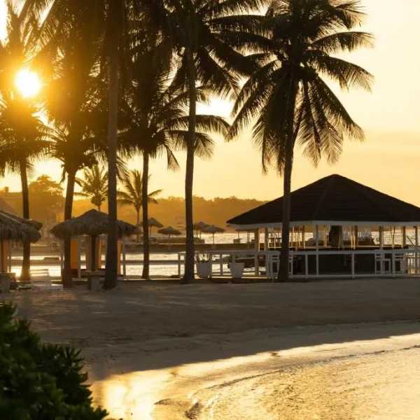 Ishulli i Karaibeve ku vendasit nuk kanë qasje në plazh