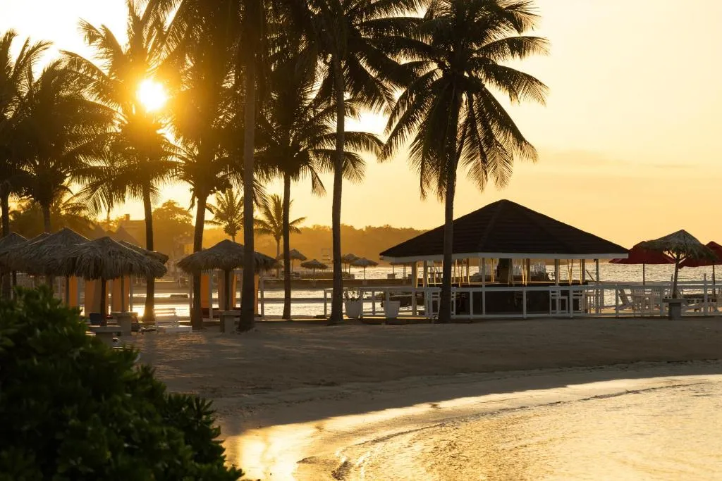 Ishulli i Karaibeve ku vendasit nuk kanë qasje në plazh