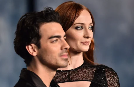 Joe Jonas po prezanton romancën e re, ndërsa Sophie Turner vazhdon t’i mësojë internetit bazat e bashkë-prindërimit