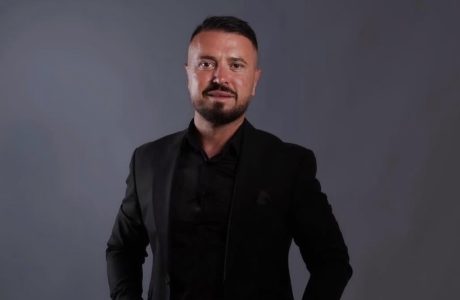 Labi del nga shtëpia e Big Brother për t’i dhënë lamtumirën e fundit gjyshit të tij