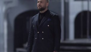 Luiz Ejlli rikthen “E urrej shiun” pas përmbytjeve që goditën Kosovën dhe Shqipërinë