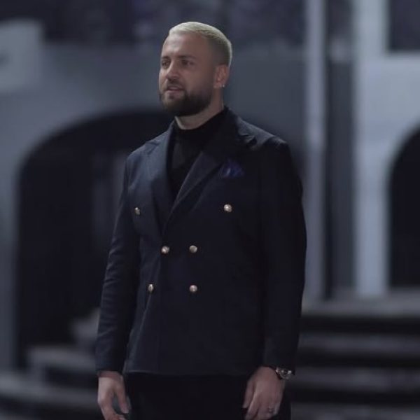 Luiz Ejlli rikthen “E urrej shiun” pas përmbytjeve që goditën Kosovën dhe Shqipërinë