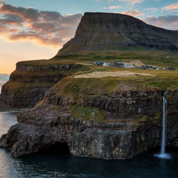 Mulafossur, ujëvara unike që duket se rrjedh përpjetë