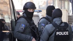 Dy persona të kërkuar ndërkombëtarisht ekstradohen nga Italia në Kosovë