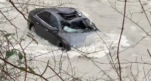 Klos: Automjeti bie në përroin e Darsit, kërkime për pasagjerin