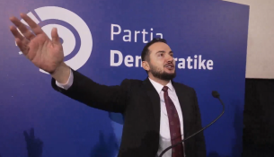 Salianji trazon selinë blu me mesazhe të forta nga Korça