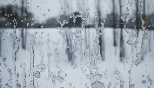 Rrezik përmbytjesh në disa qarqe të vendit, autoritetet në gatishmëri