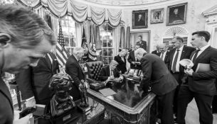 Pse Trump shkon në Davos me katërshen e pushtetit