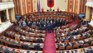 Seanca e parë e sesionit të ri parlamentar mbyllet mes tensioneve dhe debateve për Ballukun