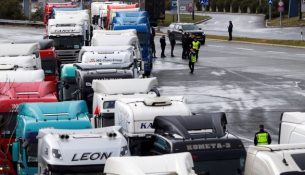 Bllokadat e transportuesve vazhdojnë në Serbi dhe Bosnjë