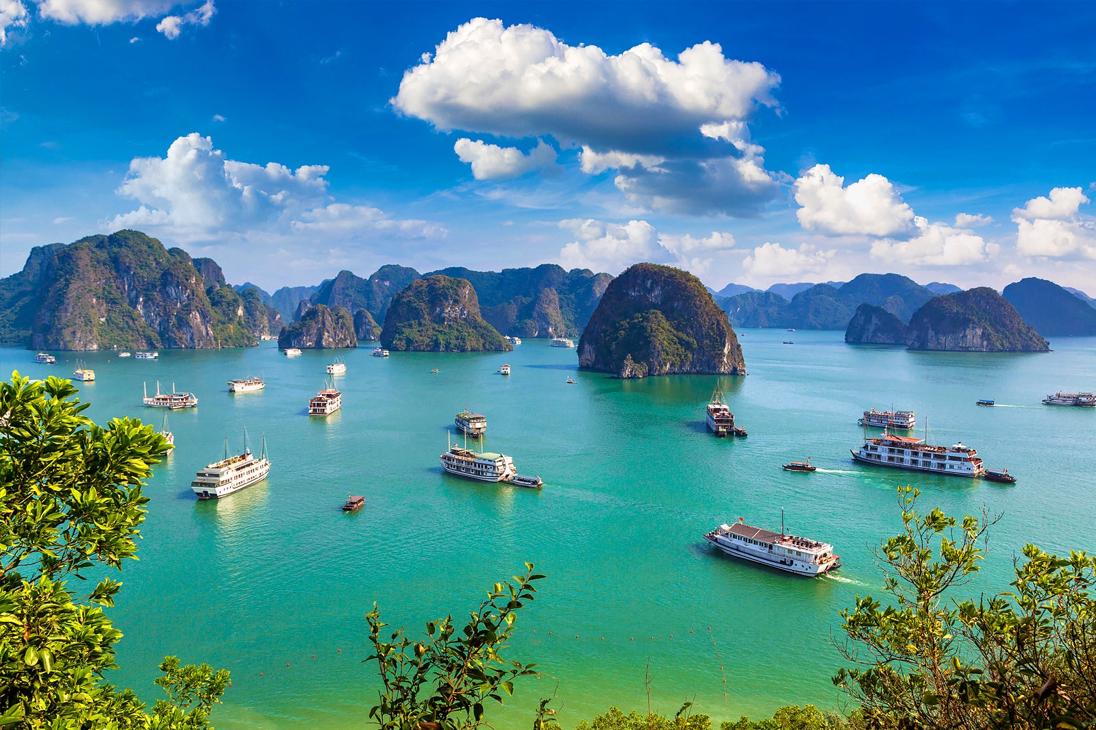 Ha Long Bay, një nga mrekullitë natyrore të Vietnamit