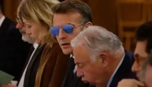 Imazh surprizues nga Macron, merr pjesë në takim me syze dielli