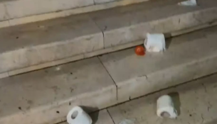 Vijon protesta në Durrës, hidhen letra higjenike drejt godinës së Bashkisë