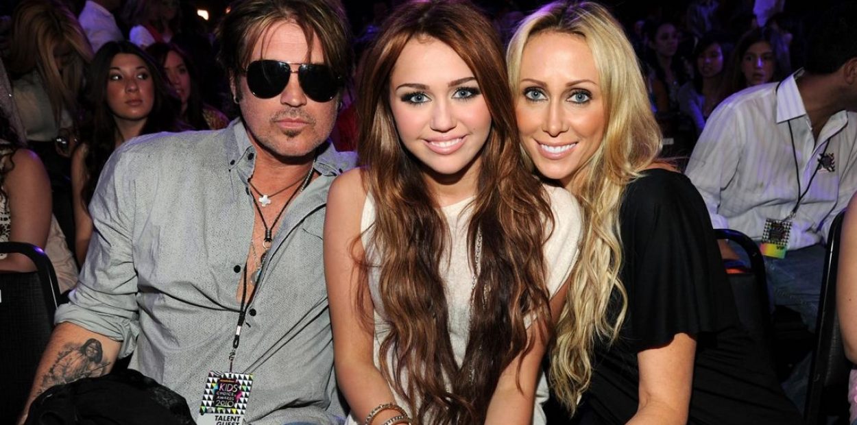 Tish Cyrus pranon se u ‘vetë-mjekua’  pas divorcit ‘tragjik’ nga Billy Ray Cyrus