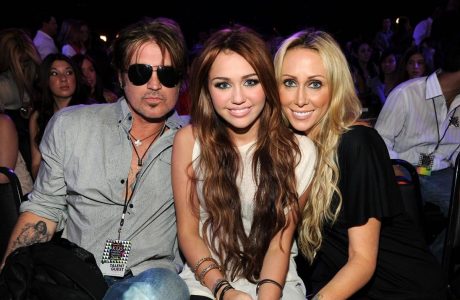 Tish Cyrus pranon se u ‘vetë-mjekua’  pas divorcit ‘tragjik’ nga Billy Ray Cyrus