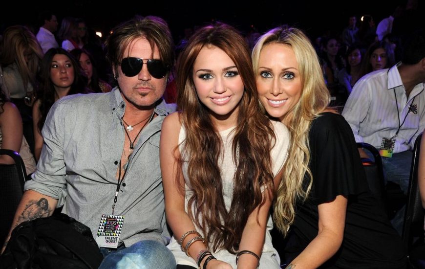 Tish Cyrus pranon se u ‘vetë-mjekua’  pas divorcit ‘tragjik’ nga Billy Ray Cyrus