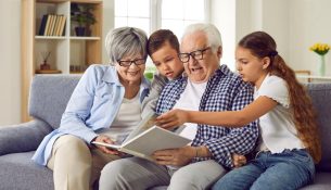 Kujdesi për nipërit dhe mbesat forcon trurin e gjyshërve, thotë studimi