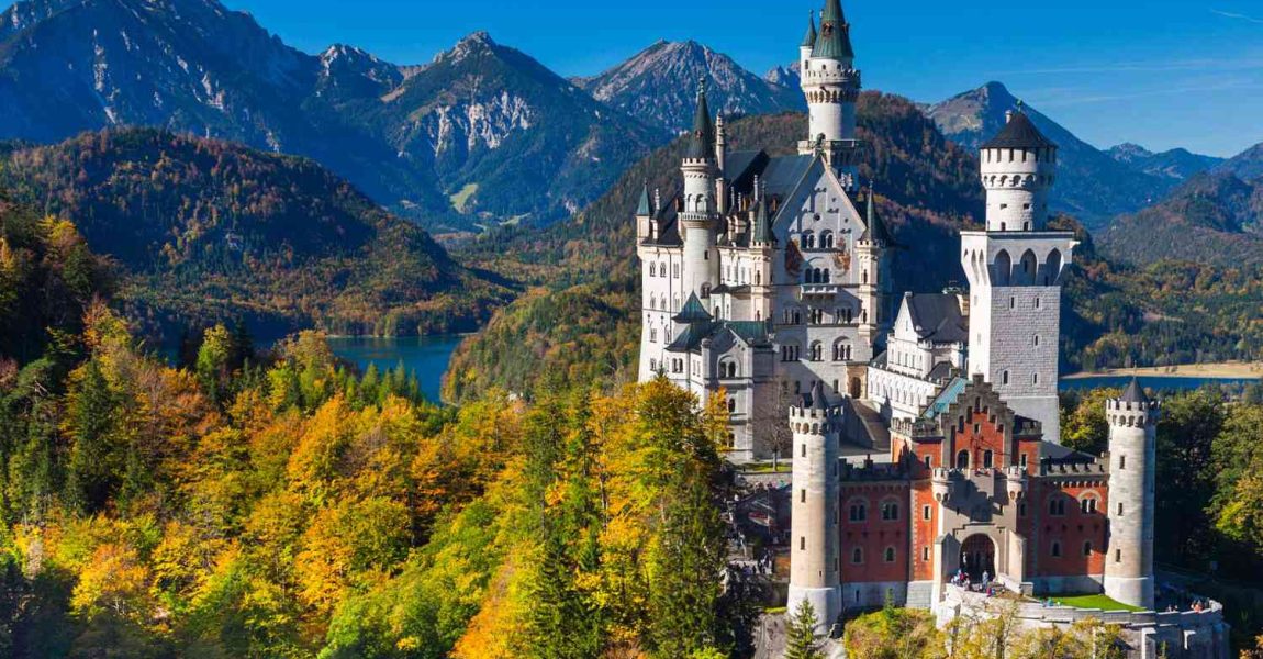 Neuschwanstein, kështjella e vërtetë e përrallave që u bë simbol i Disneyt