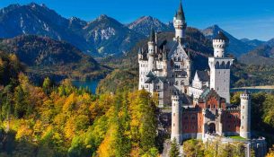 Neuschwanstein, kështjella e vërtetë e përrallave që u bë simbol i Disneyt