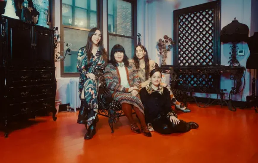 Anna Sui: Ikona e viteve ’90 që po rikthehet në qendër të vëmendjes