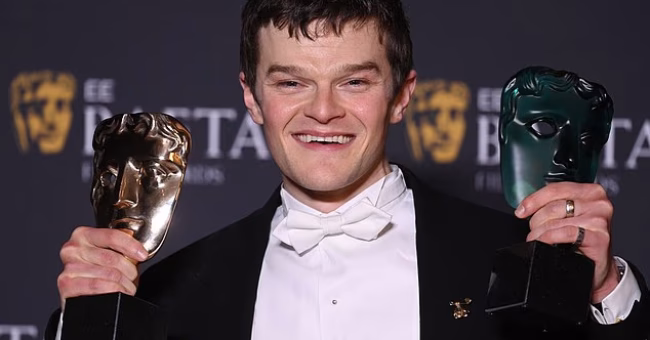 Robert Aramayo triumfon në BAFTA 2026