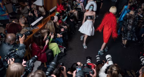 Dizajnerët Vin + Omi do të shesin për herë të parë veshje direkt nga pasarela