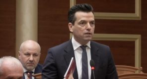 Shehaj denoncon pezullimin 2-vjeçar të interpelancës për Ballukun: “Skandal, po shkelni Kushtetutën”