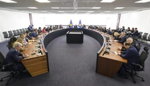 Kurti takon ambasadorët, diskuton zbatimin e Ligjit për të huajt dhe automjetet