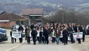 Banorët e Zajmit bllokojnë rrugën Prishtinë–Pejë, kërkojnë drejtësi për pronat