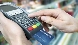 Pagesat me kartë shënojnë rekord në 2025, për herë të parë tejkalojnë tërheqjet cash në ATM