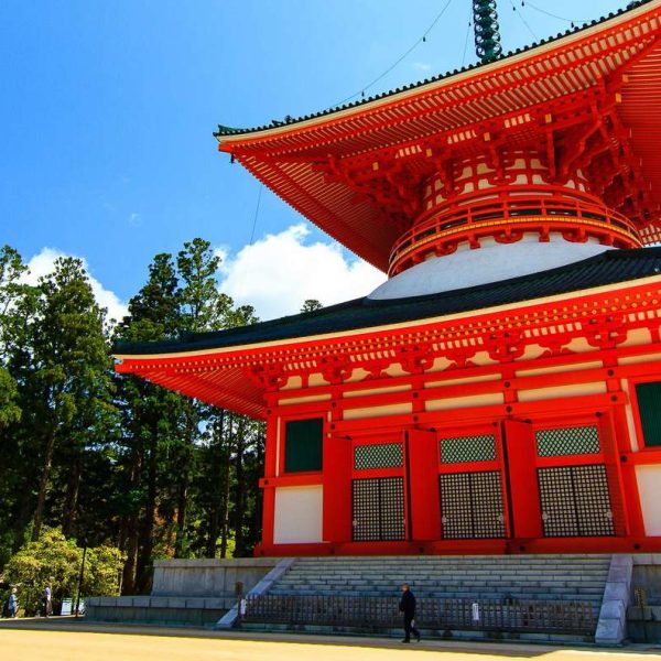 Treni panoramik për vizitorët drejt vendeve të shenjta të Japonisë