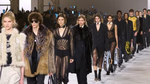 Maria Grazia Chiuri sjell një frymë radikale në debutimin e saj në Fendi