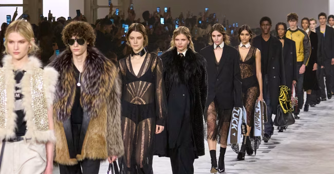 Maria Grazia Chiuri sjell një frymë radikale në debutimin e saj në Fendi