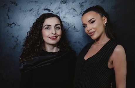 Vjosa Osmani dhe Tayna rikrijojnë momentin viral të Donald Trump me Cardi B