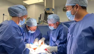 Lind foshnja e parë britanike pas transplantimit të mitrës nga një donatore e vdekur