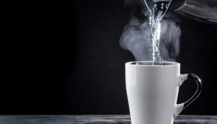 Çfarë thotë shkenca për ujin e nxehtë si një “kurë mrekullie”?