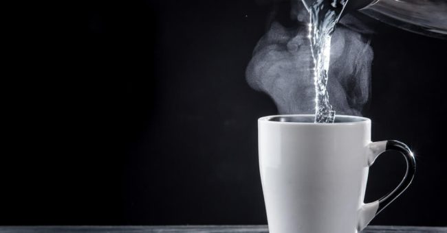 Çfarë thotë shkenca për ujin e nxehtë si një “kurë mrekullie”?