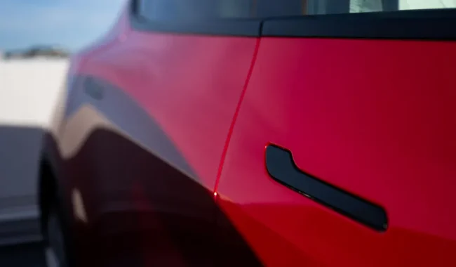 Kina ndalon dorezat e fshehura të dyerve në makinat elektrike për arsye sigurie