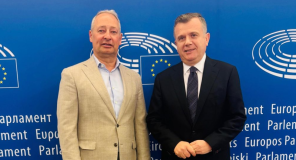 Balla në Bruksel me Raporterin për Shqipërinë: Shqipëria gati të avancojë drejt mbylljes së kapitujve