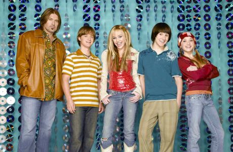 Miley Cyrus rikthehet për 20-vjetorin e “Hannah Montana”